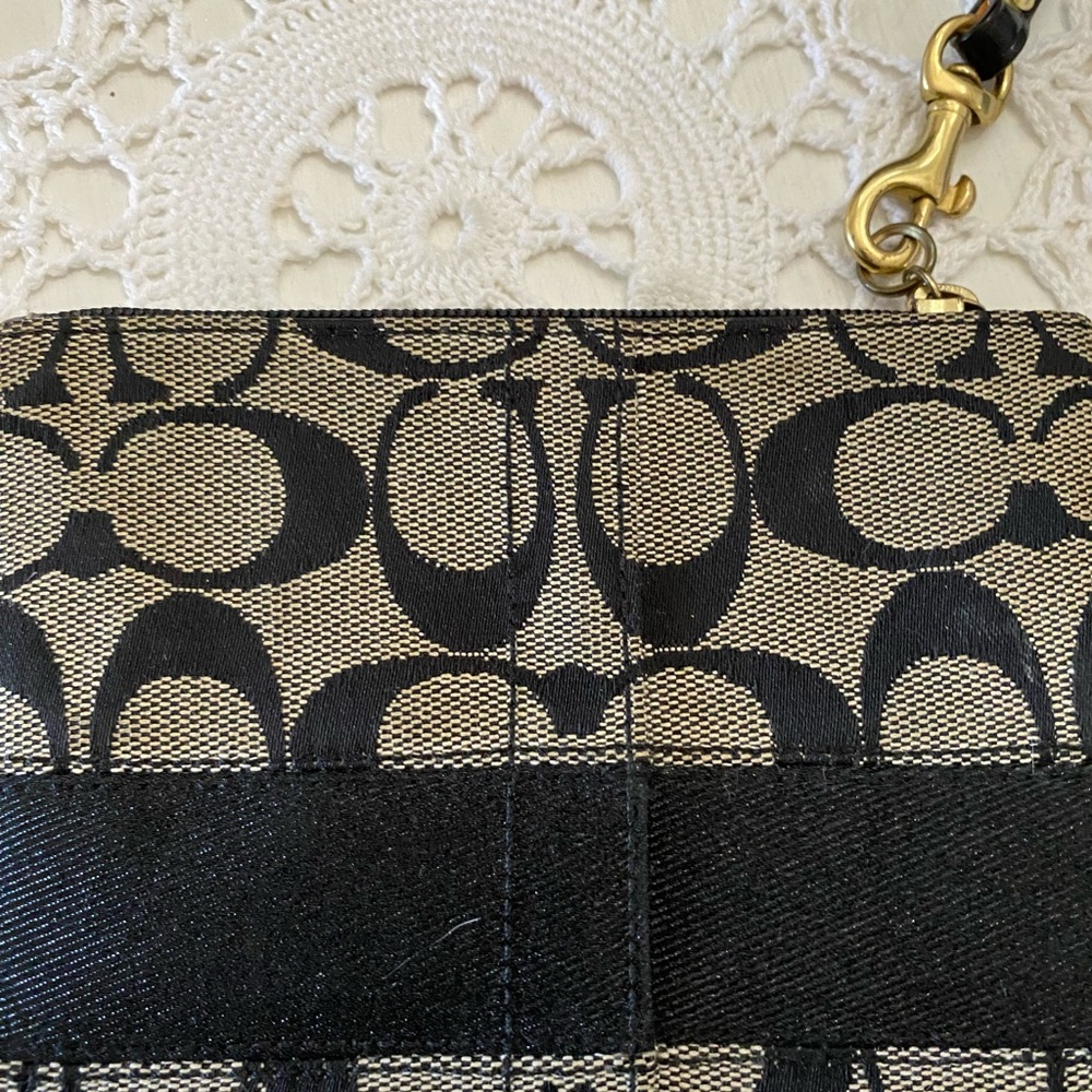 Beautiful coach wristlet  nicely made. Blsck with key chain
